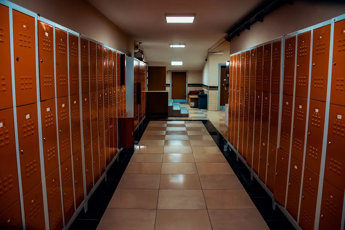 Vestidor de piscina amb terra de rajoles humides, un dels llocs on més es contagien els fongs als peus i el peu d'atleta