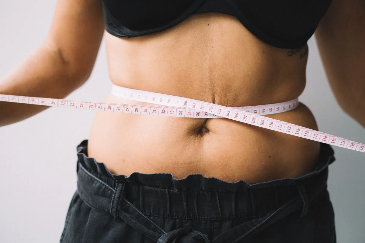 Abdomen entouré d'un mètre ruban à la taille, le tour mesuré tout au long d'une cure DetoxBody
